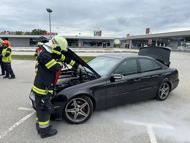 Ein Auto geriet in Laakirchen in Brand. | Foto: Feuerwehr Laakirchen