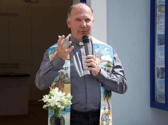 Pfarrer Anton Herk-Pickl segnete das neue Büro und alle Kundinnen und Kunden. | Foto: MeinBezirk/Leonie Herrmann