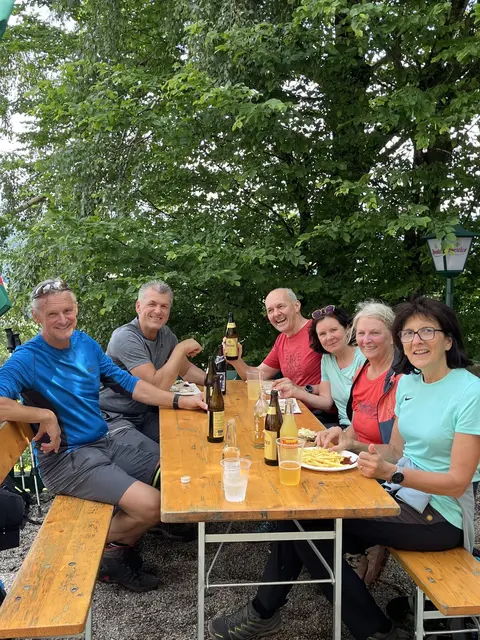 Die Gäste aus der "Hegerberg-Gemeinde" Kasten unterhielten sich auf der Terrasse des "Johann Enzinger Haues". | Foto: Roman Meixner