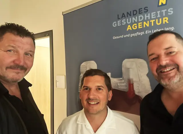 ÖKB-Bezirksobmann Josef Kohzina und Kamerad Gernot Wiedermann mit Stefan Roller von der Blutbank Mistelbach im Landesklinikum Mistelbach.
 | Foto: ÖKB