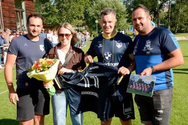 Der sportliche Leiter des SV Haslach, David Aichberger, Maximilian Hinterhölzl und Sektionsleiter Matthias Engleder. Hinterhölzl beendet nach 16 Meisterschaftsjahren seine Karriere.  | Foto: Prem 