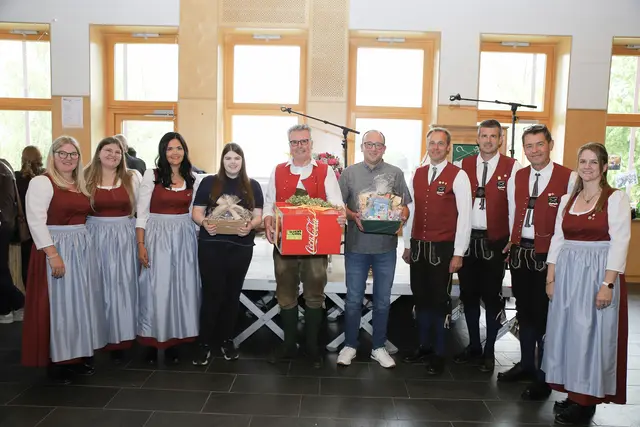 Die glücklichen Gewinner vom Schätzspiel am Sonntag | Foto: Stefan Schuch