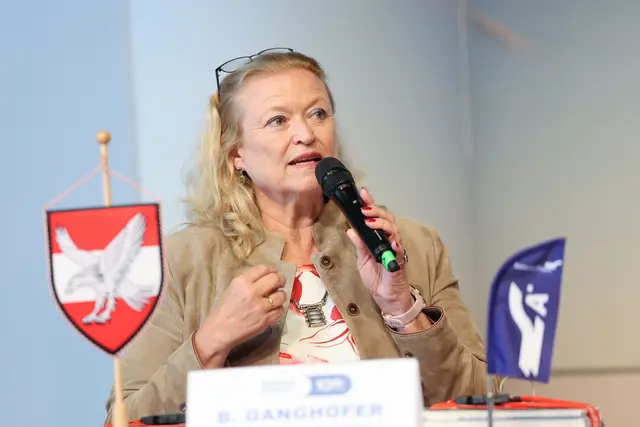 Bettina Ganghofer, Geschäftsführerin des Flughafen Salzburg: „In 100 Jahren hat der Flughafen Salzburg rückblickend bereits viel erlebt und sehr viel geleistet. Rund 1,8 Millionen Passagiere werden im Schnitt jährlich am größten Bundesländerflughafen Österreichs abgefertigt. Bei solch einem Jubiläum darf man auch stolz darauf sein, was geleistet wurde." | Foto: Land Salzburg/Neumayr
