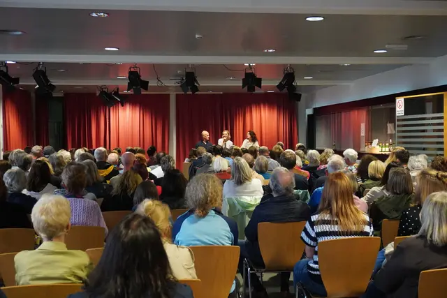 Der Saal war bis zum letzten Platz gefüllt. | Foto: AMG