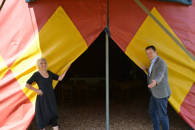 Bürgermeister Martin Karall und Barbara Rosenberger von der Kulturinitiative Circusglück gaben Einblick in die geplanten Projekte und Veranstaltungen für 2026. | Foto: MeinBezirk/Rosenberger Victoria