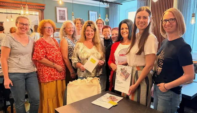 Bezirksvorsitzende Dagmar Zinner (3 v. r.) mit Vortragenden DI Barbara Calas-Reiberger (2 v. r.) im Kreise der Unternehmerinnen. | Foto: privat