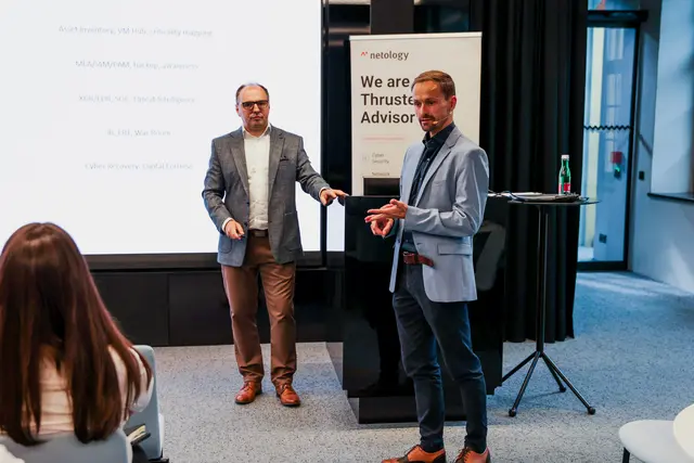 Wojciech Muras von netology und Initiator Patrick J. Pammer zeigten die Bedeutung von Cyber-Resilienz in akuten Angriffssituationen.