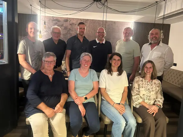 Damen vorne von links: Lehrerin 1./2. Klasse Elisabeth Weber (Volksschule Rieggers) Schülerin Silvia Tüchler (vormals Huber), Anita Kurz (Hahn), Silvia Bauer (Redl), Männer 2. Reihe Markus Holsteiner, Lehrer 3./4. Klasse Gerhard Teuschl (Volksschule Schloss Rosenau), Martin Patschka, Stefan Etzenstorfer, Alexander Brandstätter, Matthias Böhm. | Foto: privat