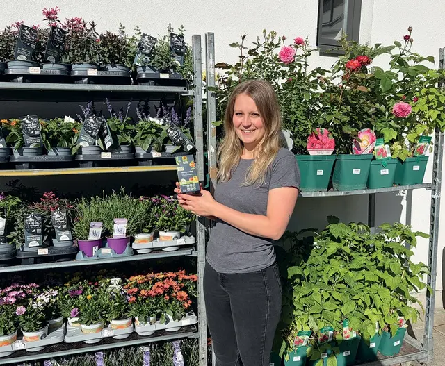 Sabine Strobl vom Landring Lagerhaus Weiz empfiehlt:  Compo Insektenmittel PREV-AM ist optimal für Rosen, Gemüse und Zierpflanzen – kombiniert mit EM AKTIV zur Stärkung der Blumen und Pflanzen.  | Foto: Landring