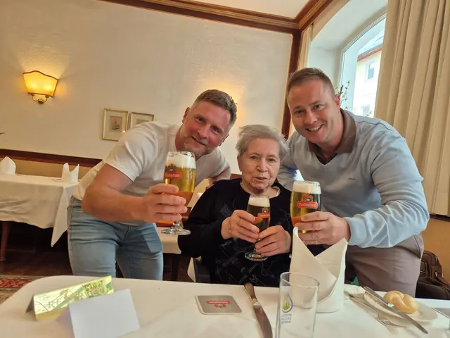 Auf einen gelungenen Herzensausflug: Bewohnerin Maria Dikaucic stieß gemeinsam mit ihren vertrauten Mitarbeitern Boštjan Balažic und Uroš Črnčec bei einem kühlen Bier auf einen unvergesslichen Tag in Mariazell an.  | Foto: SeneCura