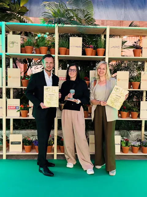 Der Marketingchef der Holding Graz, Richard Peer, nahm gemeinsam mit Sarah Spörk, Leiterin Kommunikationsmanagement, und Verena Hölzlsauer, Leiterin der Inhouse-Agentur achtzigzehn, den Green Marketing Award entgegen. | Foto: Holding Graz