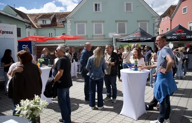 Einige Leute versammelten sich am Parkplatz des Reisebüros, um die Eröffnung mit zu feiern.  | Foto: MeinBezirk/Leonie Herrmann