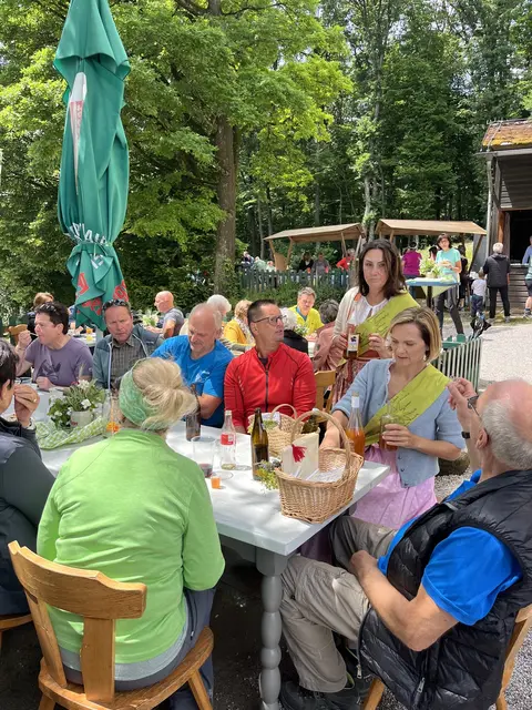 Die Marketenderinnen Elfi Mörtl und Regina Pregesbauer haben die Gäste bei der Sternwanderung am Hegerberg mit regionalen Likören und Schnäpsen verwöhnt. | Foto: Roman Meixner
