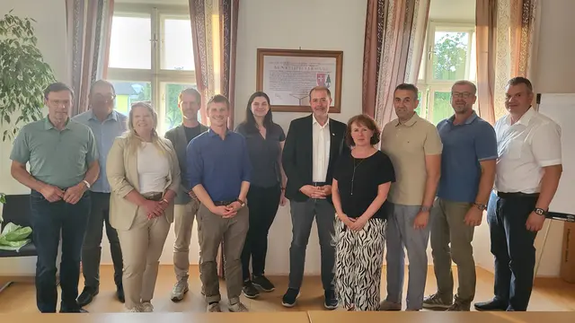 Die Vertreterinnen und Vertreter der Mitgliedsgemeinden sowie Ehrenmitglieder 
der ARGE Dunkelsteinerwald blickten bei der Generalversammlung in Gerolding auf 
erfolgreiche Projekte zurück und diskutierten neue Ideen für die Weiterentwicklung der 
Region. | Foto: ARGE Dunkelsteinerwald