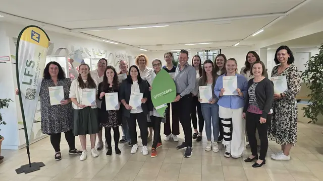 Die Absolventinnen des A3-Lehrgangs „AnimalAssistedActivities“ gemeinsam mit dem Geschäftsführer von Green Care Österreich, Günther Mayer, sowie der Direktorin der LFS Hollabrunn, Barbara Grötz (vorne rechts), nach der feierlichen Verleihung der Zertifikate. | Foto: LFS Hollabrunn