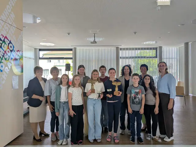 SQM Brigitte Ribisch, Koordinatorin Monika Amsz, Jolana Kimmich, Valentina Adelmaier, Julia Wiesmann, Tanja Fuhrmann, Lukas Hasieber, Laura Ertl, BGM Gudrun Sperner Habitzl, Fabian Zeibeck, OSR Renate Schodl, Celin Zobl, Dir. Michaela Rindhauser. | Foto: Stadtgemeinde Poysdorf