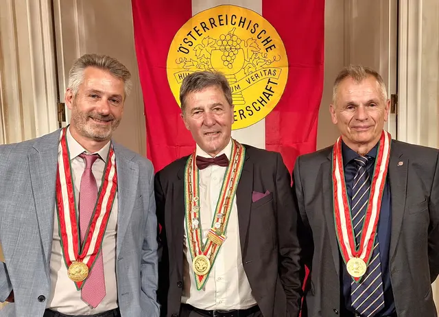 Zum Weinritter der Komturei Tirol geschlagen: Roland Bock (li.) mit Komtur Albin Ettinger und Dietmar Berger (re).  | Foto: w.edinger