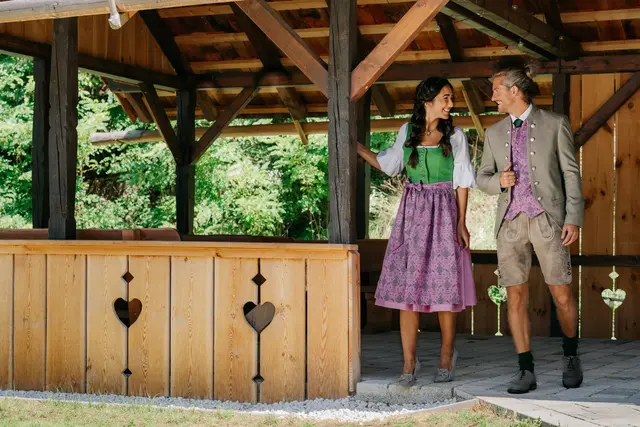 Auf das Siegerpaar wartet als Hauptpreis eine neue Trachteneinkleidung, wie hier am Foto aus der neuen Königsee-Kollektion.  | Foto: Privat