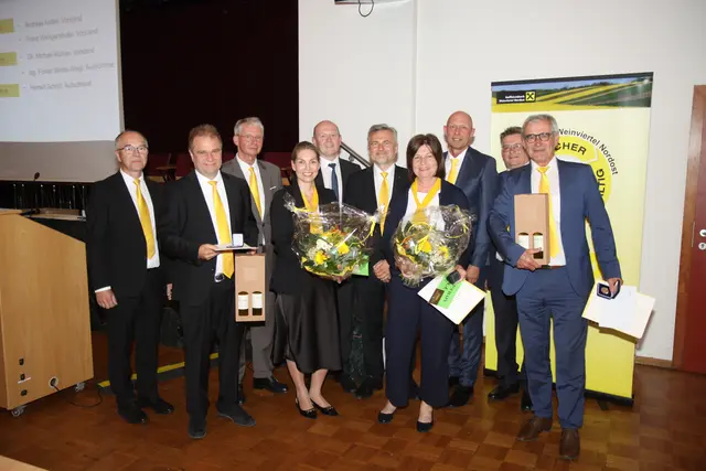Direktor Franz Woditschka, Gerhard Daubek, Obmann Leopold Boyer,  Lucie Kalisova, Peter Donabauer, Direktor Roman Hiebl, Manuela Koller, Direktor Wolfgang Hofstetter, AR-Vorstand Herbert Grois und Johann Steineder bei der Generalversammlung.  | Foto: zVg Raiffeisenbank