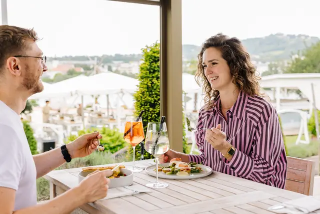 Die Sommerterrasse des Restaurant Bruckner´s im Brucknerhaus ist der ideale Treffpunkt für Genießer. | Foto: DON group