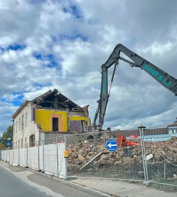 Der Abbruch schreitet voran. | Foto: Santrucek
