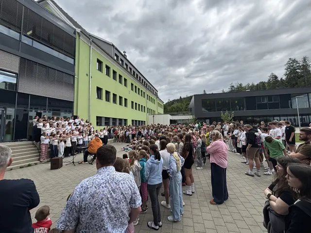 Aufmerksame Zuhörer. Die Tamsweger Schülerinnen und Schüler mit Lehrern