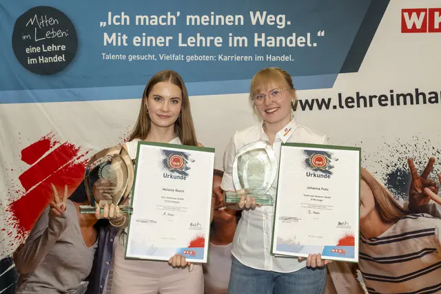 Melanie Resch von Mode Roth und Johanna Putz von Elektrojet Kuterer holten Platz eins und zwei beim Junior Sales Champion 2026.