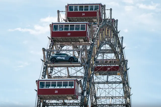 Das Auto wurde auf einer Metallebene am Riesenrad montiert. | Foto: Bazzoka Creative