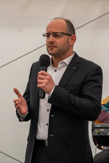Der Hietzinger Bezirksvorsteherin-Stellvertreter, Marcel Höckner (SPÖ), betonte die Bedeutung des genossenschaftlichen Wohnbaus für leistbares Wohnen und soziale Sicherheit in Hietzing. | Foto: Uwe Dröszler