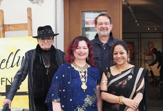 v.l.: Veronika Kunz-Radolf, Daniela Pahle, Bernhard Egger und Künstlerin Tamali Das bei der Ausstellungseröffnung. | Foto: Daniela Pahle