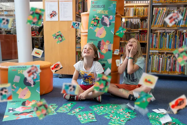 In jeder Bücherei der Stadt Wien können sich Kinder und Jugendliche von 6 bis 14 Jahren ein Pickerlheft abholen. | Foto: Stadt Wien Büchereien / Natalie Stephan