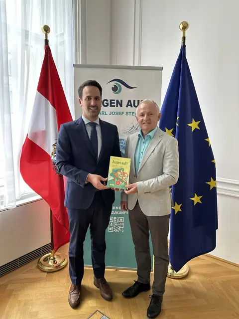 Buchübergabe durch Autor und Initiator von „Augen auf“ Karl Josef Stegh (re.) an Bildungsminister Christoph Wiederkehr. | Foto: Stegh
