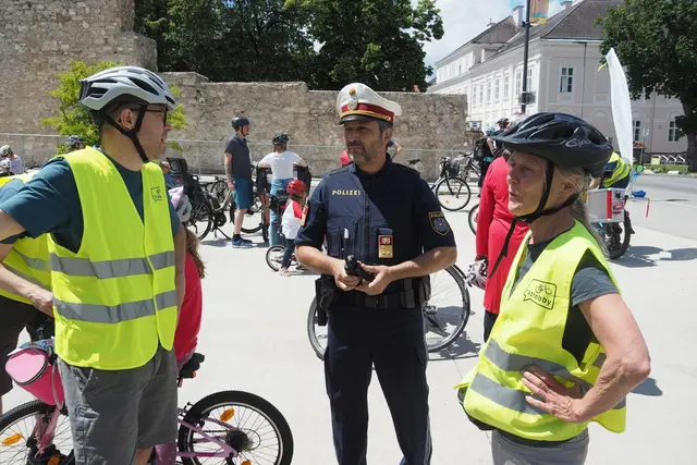 In Polizeibegleitung ging es zum Stadtparkfest. | Foto: Radlobby WRN