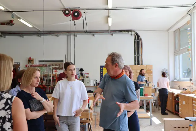 Norbert Larch (Arbeitstrainer Tischlerei) gab Einblick in die verschiedenen Arbeitsbereiche der Tischlerei.  | Foto: Martina Obertimpfler 