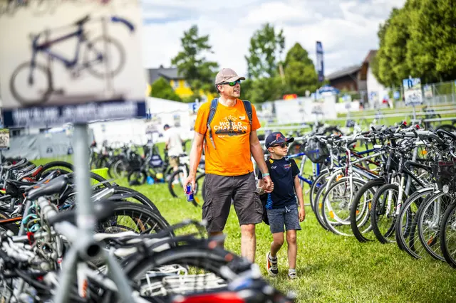 Fahrrad-Abstellplätze gibt es direkt am Ring.