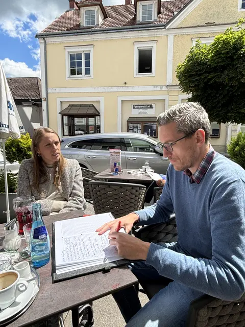Kira Grünberg im Interview mit Redakteur Bernhard Schabauer im Café Süd in Zwettl. | Foto: MeinBezirk Zwettl