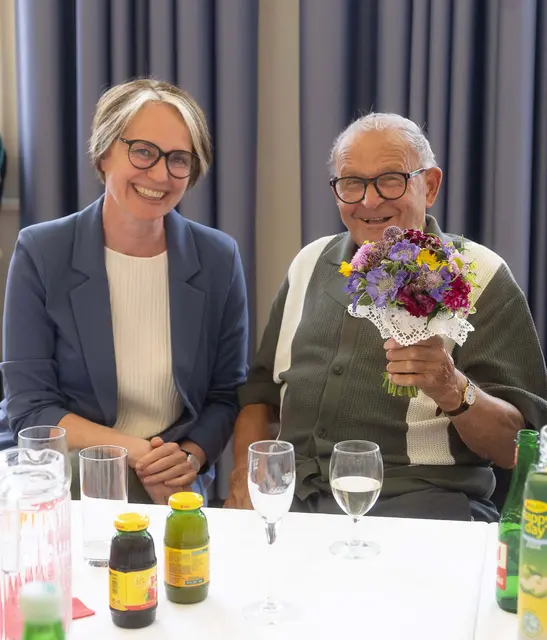 Im Festsaal der Bezirksvorstehung Penzing wurden über 100-jährige Penzingerinnen und Penzinger begrüßt. Bezirkschefin Schüchner (SPÖ) zeigte sich von den persönlichen Geschichten beeindruckt. | Foto: BV14