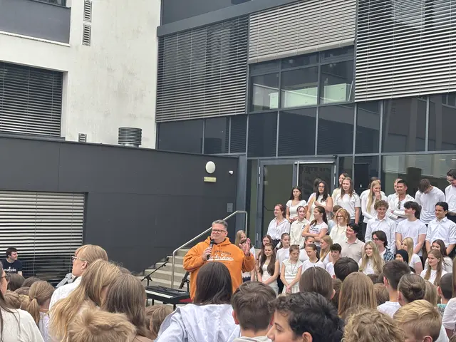 Morten Kollstede (mit Mikrofon) vor seinem Schulchor