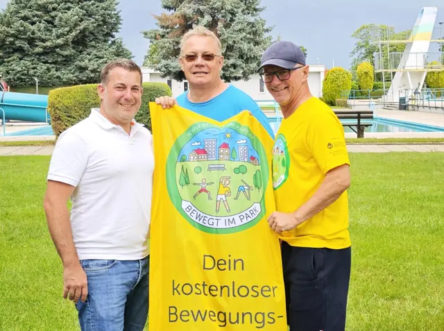 Bürgermeister Alexander Gary, Gemeinderat Werner Kurz und Gymnastics Coach Wolfgang Lehner freuen sich über die neuen FIT-Kurse.  | Foto: Gemeinde