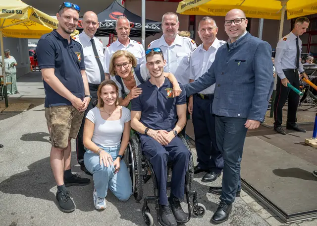 Beim Feuerwehrfest in Deutsch-Wagram gratulierte Landeshauptfrau Johanna Mikl-Leitner Para-Schwimmer Andreas Ernhofer zu seinen sportlichen Erfolgen. | Foto: NLK Khittl