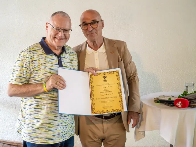 Gerhard Seier (Landesvorsitzender Gewerkschaft Öffentlicher Dienst Tirol) dankt Rainer für seine Dienste als Berater und Chefredakteur des GÖD-Tirol-Magazins TirolBlick. | Foto: Christian Wucherer