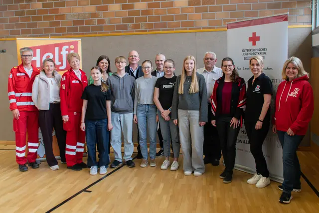 Zahlreiche Ehrengäste machten sich beim Erste-Hilfe Bewerb ein Bild von den großartigen Leistungen. Hier mit am Bild die Bewerbsgruppe 2 der Mittelschule Großraming, die sich mit 947 Punkten den Bezirkssieg für Steyr-Land holen konnte. | Foto: MS Bad Hall/Richard Blach