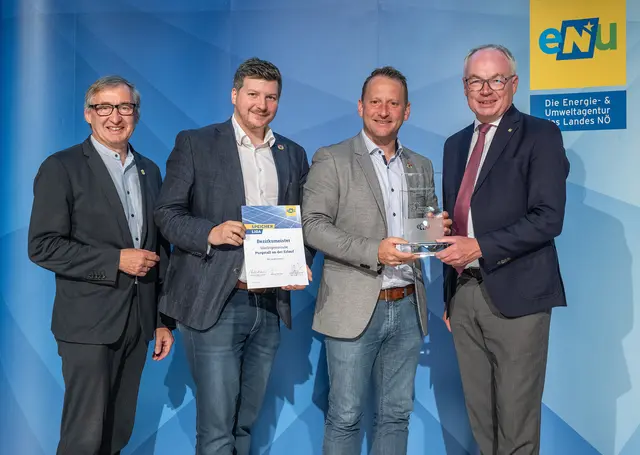 Die Purgstaller als "Energiespar-Meister": Herbert Greisberger (eNu), Amsleiter Gerald Prinz, Bürgermeister Harald Riemer und Landeshauptfrau-Stellvertreter Stephan Pernkopf  | Foto: Burchhart/Niederösterreichische Landeskorrespondenz