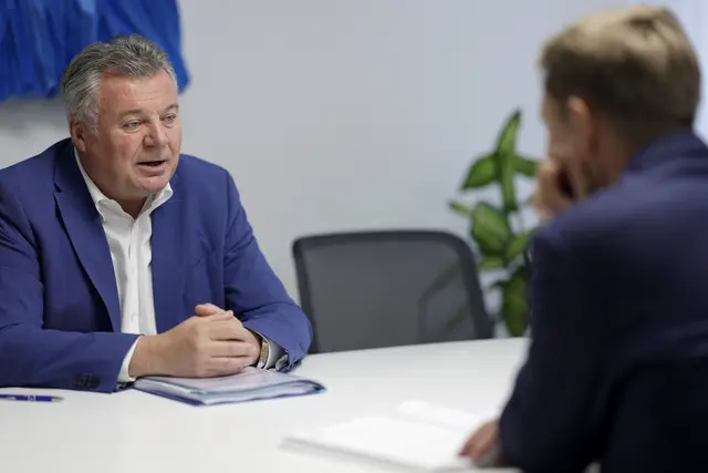 Verkehrslandesrat Günther Steinkellner sagt im Interview mit MeinBezirk-Chefredakteur Thomas Winkler über die Innkreisautobahn: "Einen dreispurigen Ausbau braucht es nicht, sondern einfach eine Pannenstreifenfreigabe, wodurch es auch keine wesentliche Kostenfrage ist. Dadurch würde die Innkreisautobahn für Pkw-Fahrer attraktiver, weil ich dann Überholzonen und Überholverbote für Lkw definieren kann und niemand mehr 30 Kilometer hinter einem Lkw nachfahren muss." | Foto: Land OÖ/Daniel Kauder