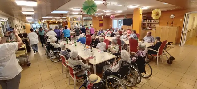 Die Freude über die Tanzeinlage war groß bei den Seniorinnen und Senioren. | Foto: Verein fit & froh