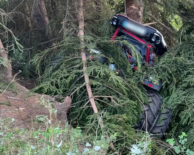 Bei einem tragischen Arbeitsunfall in Gries am Brenner kam am Montagnachmittag ein 43-jähriger Mann ums Leben. Der Traktor war rund 90 Meter in den darunterliegenden Wald abgestürzt | Foto: Rotes Kreuz Innsbruck Land