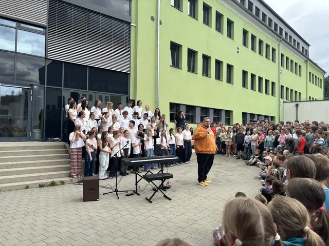 Martin Kollstede vor dem Schulchor des Lothar-Meyer-Gymnasiums aus Varel im Hof des Schulzentrums Tamsweg