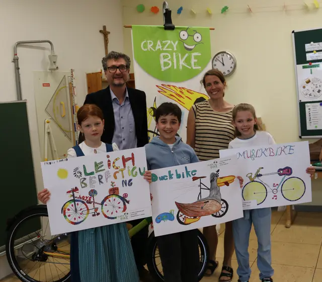 Bei der Bezirkspreisverleihung vorne v.l.: Amrai Dilitza, Simon Pernaus und Lea Henninger mit ihren Zeichnungen, hinten: Klimabündnis-GF Andrä Stigger und die Zirler VS-Lehrerin Birgit Eppacher | Foto: Klimabündnis Tirol