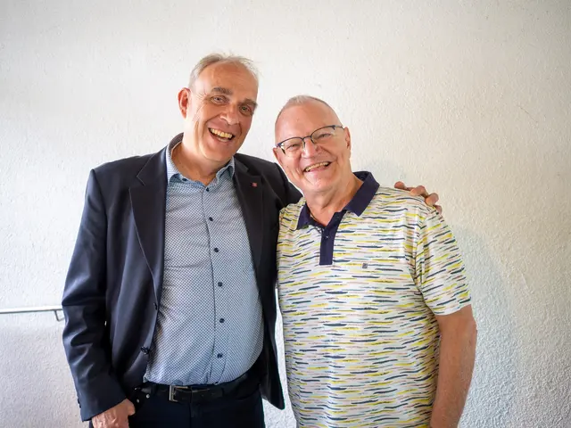 Elmar Rizzoli (Leiter Tiroler Zentrum für Krisen- und Katastrophenmanagement) dankt Rainer für seine jahrzehntelange Mitarbeit in der Landeseinsatzleitung. | Foto: Christian Wucherer