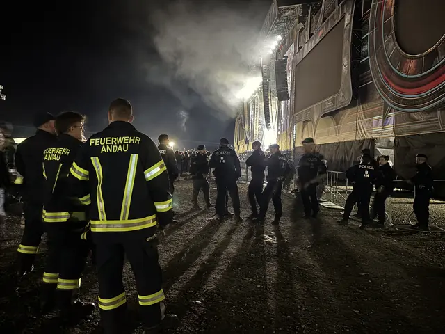 Rund um die Uhr standen bis zu 240 Polizistinnen und Polizisten sowie Sicherheitskräfte des Veranstalters im Einsatz.  | Foto: Jennifer Flechl / MeinBezirk